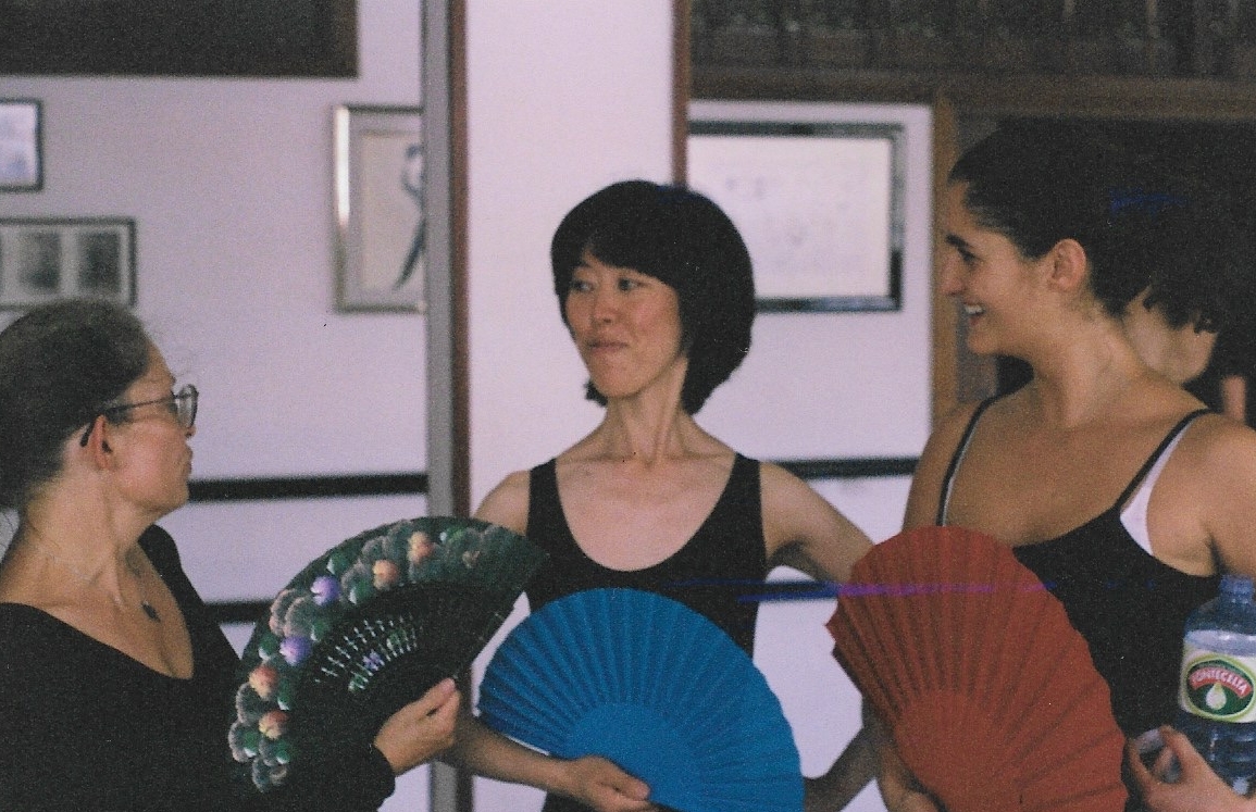 Ana from Switzerland, Chiaki, and Erika during our summer workhsops. (We were learning romeras with abanico.)