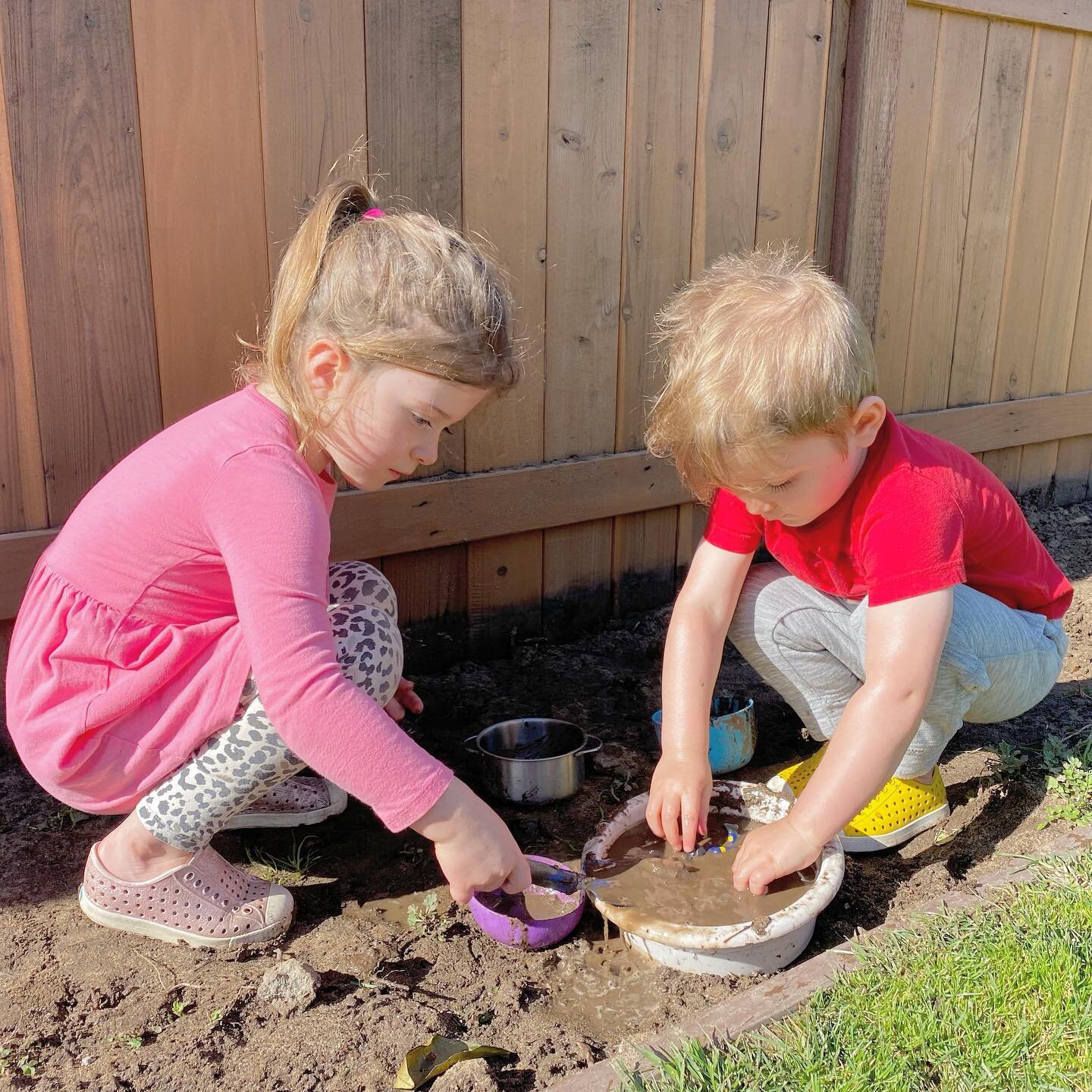 While gorgeous sensory bins are all the rage right now and are super amazing, don&rsquo;t forget that if you don&rsquo;t have the time or money to make/buy one there&rsquo;s always good old fashioned dirt which works just as well. ☺️
.
.
.
.
.
.
.
.
