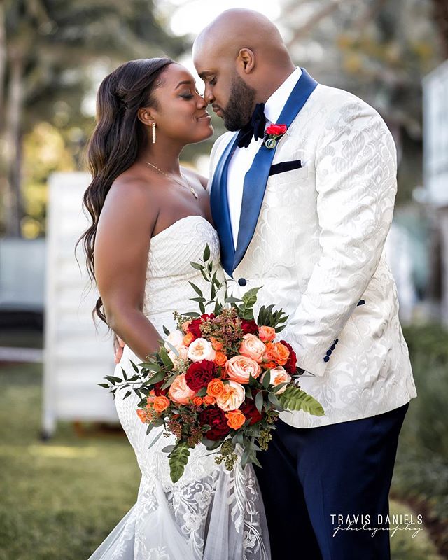 #mocheryamour by @travisdanielsphotography #quality is 🔑 #bride #groom #wedding #weddingday #weddingdress #flower #bouquet #destinationwedding #miamiweddingphotographer