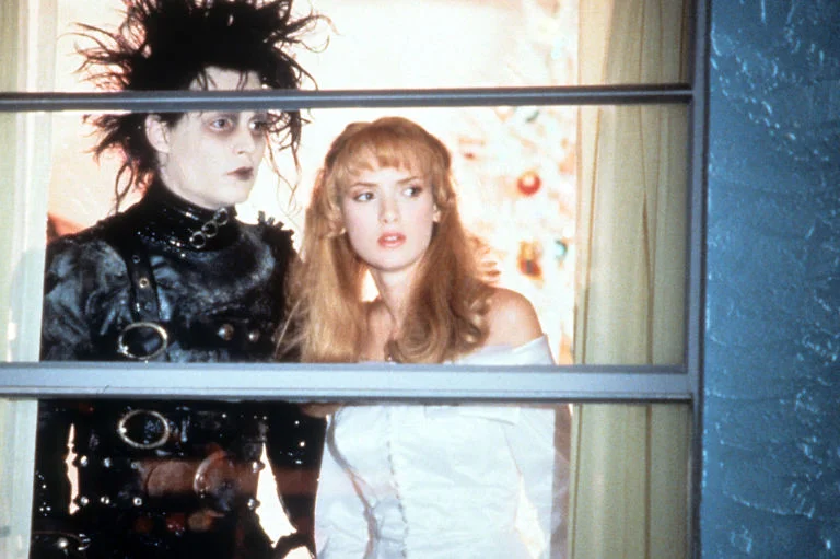 gallery-1449766708-edward-scissorhands-depp-and-ryder.jpg