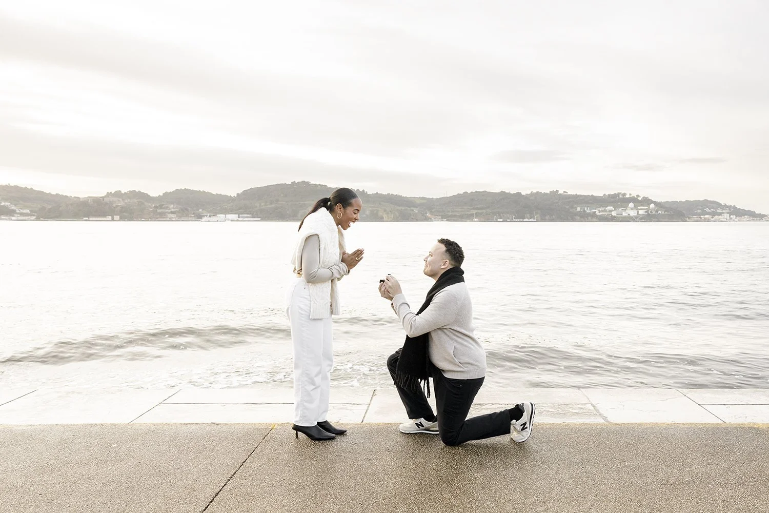 surprise-wedding-proposal-photographer-torre-de-belem-lisbon-ana-lucia-da-cruz-terra-fotografia-flytographer-00.jpg