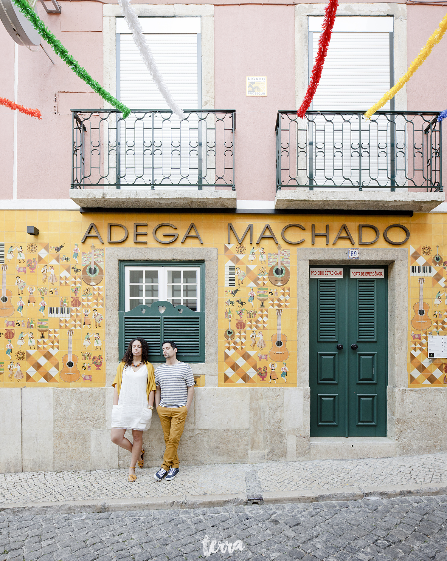 sessao-fotografica-casal-bairro-alto-lisboa-terra-fotografia-0040.jpg