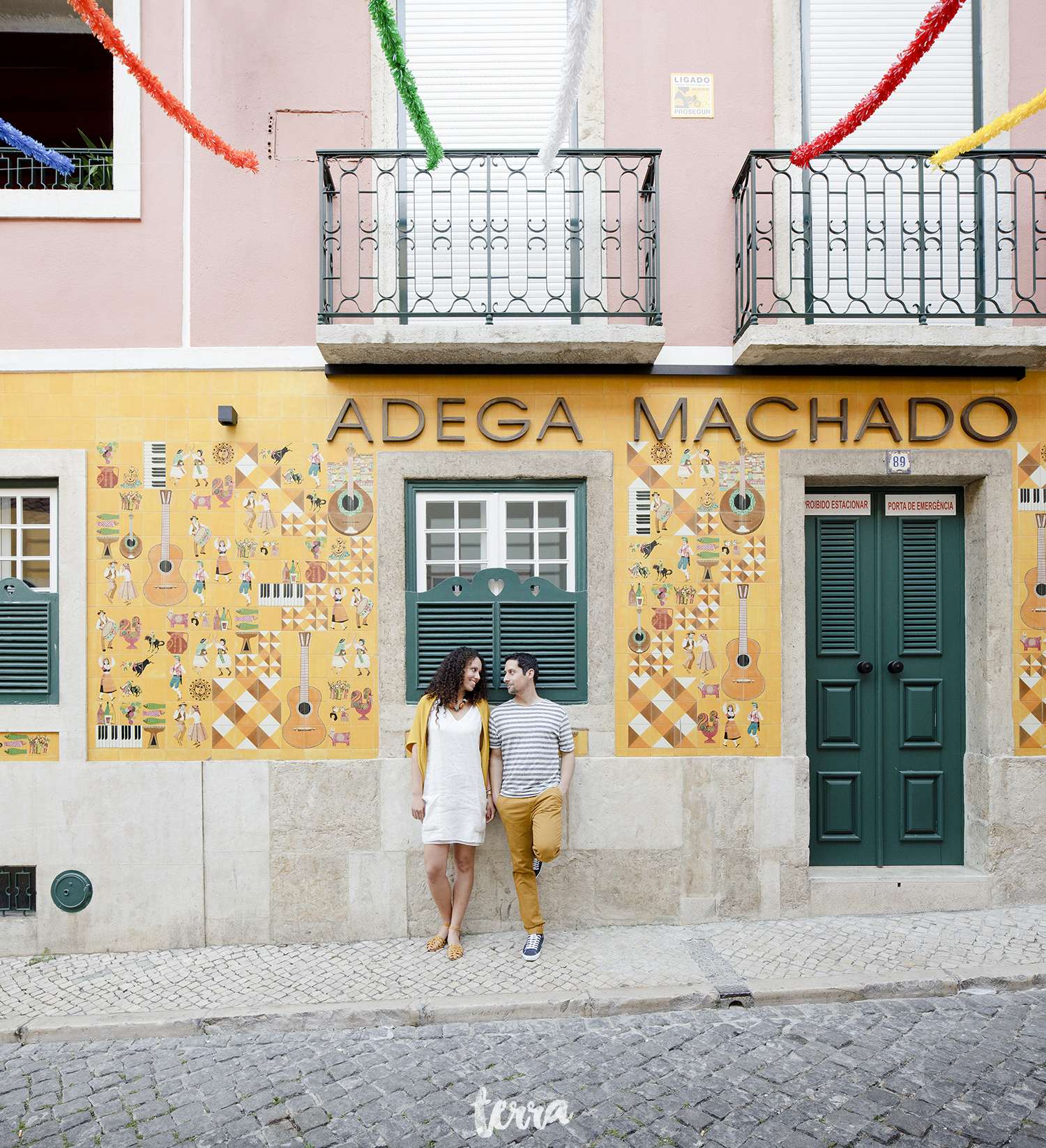 sessao-fotografica-casal-bairro-alto-lisboa-terra-fotografia-0041.jpg