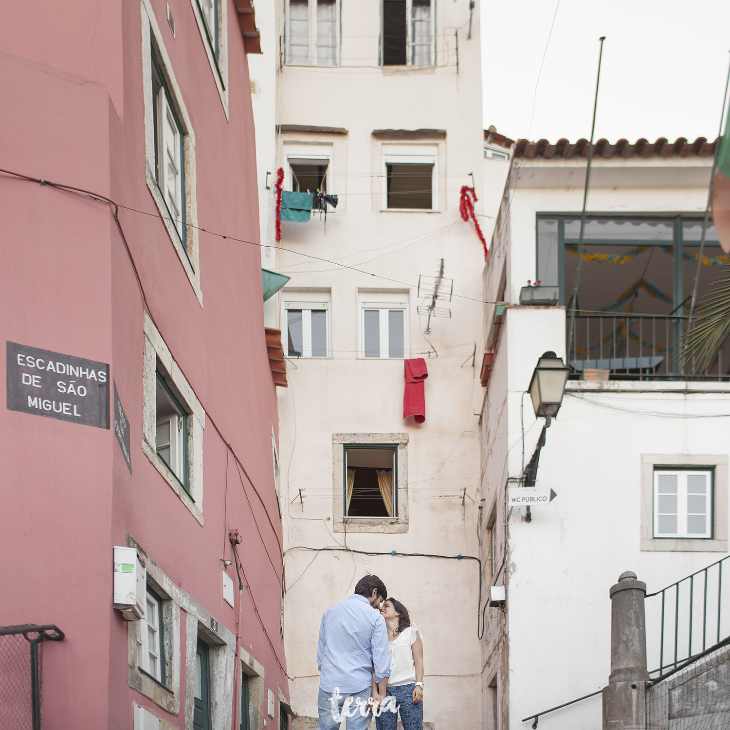 engagement-session-alfama-lisboa-terra-fotografia-016.jpg