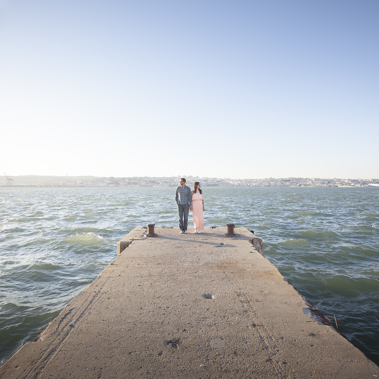 sessao-fotografica-casal-cais-ginjal-terra-fotografia-17.jpg