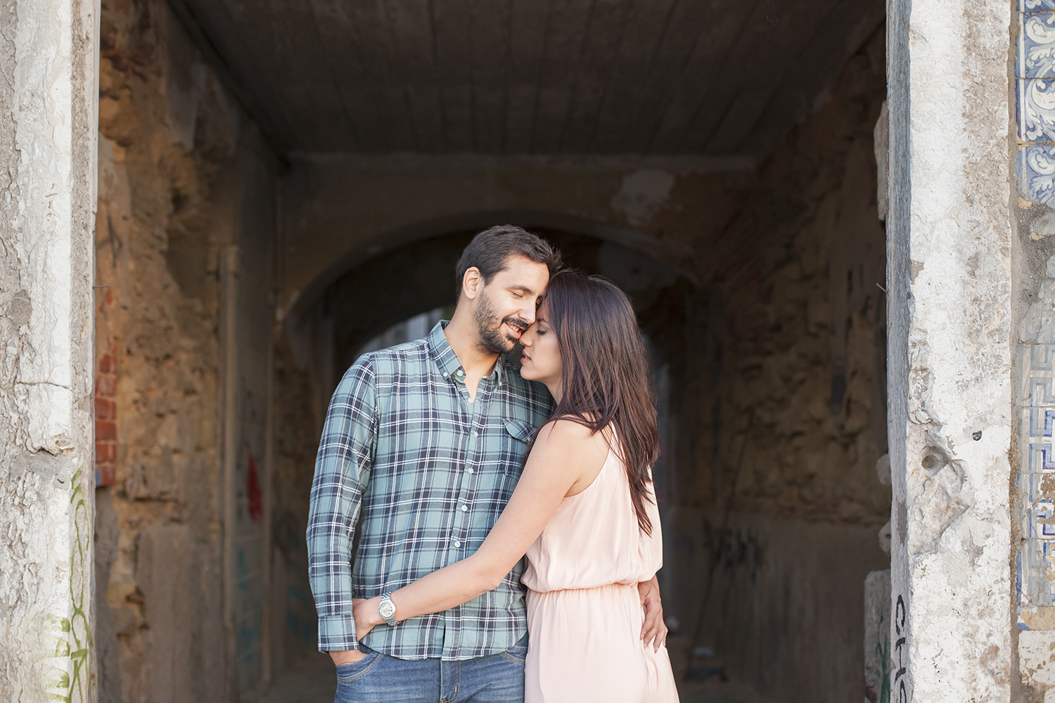 sessao-fotografica-casal-cais-ginjal-terra-fotografia-40.jpg