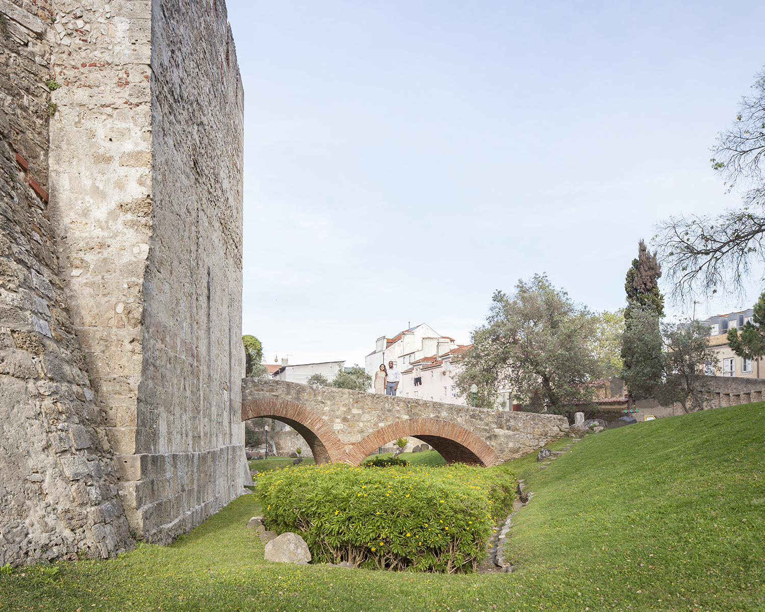 engagement-session-castelo-sao-jorge-lisboa-portugal-flytographer-terra-fotografia-17.jpg