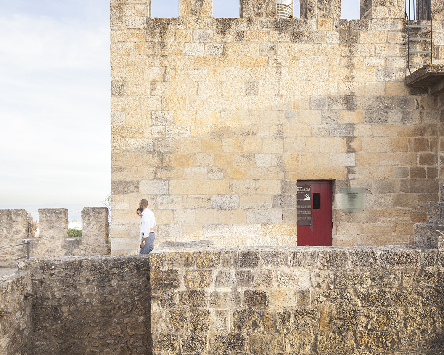 engagement-session-castelo-sao-jorge-lisboa-portugal-flytographer-terra-fotografia-34.jpg