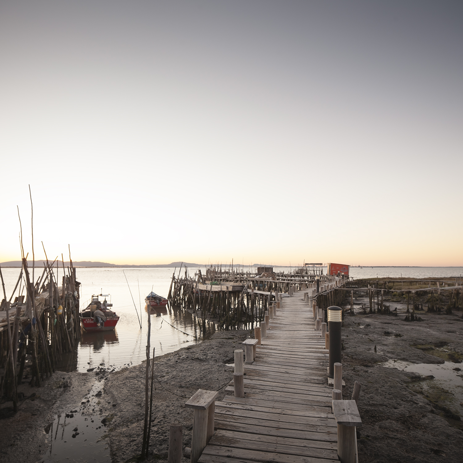 sessao-fotografica-casal-cais-palafitico-carrasqueira-comporta-terra-fotografia-17.jpg