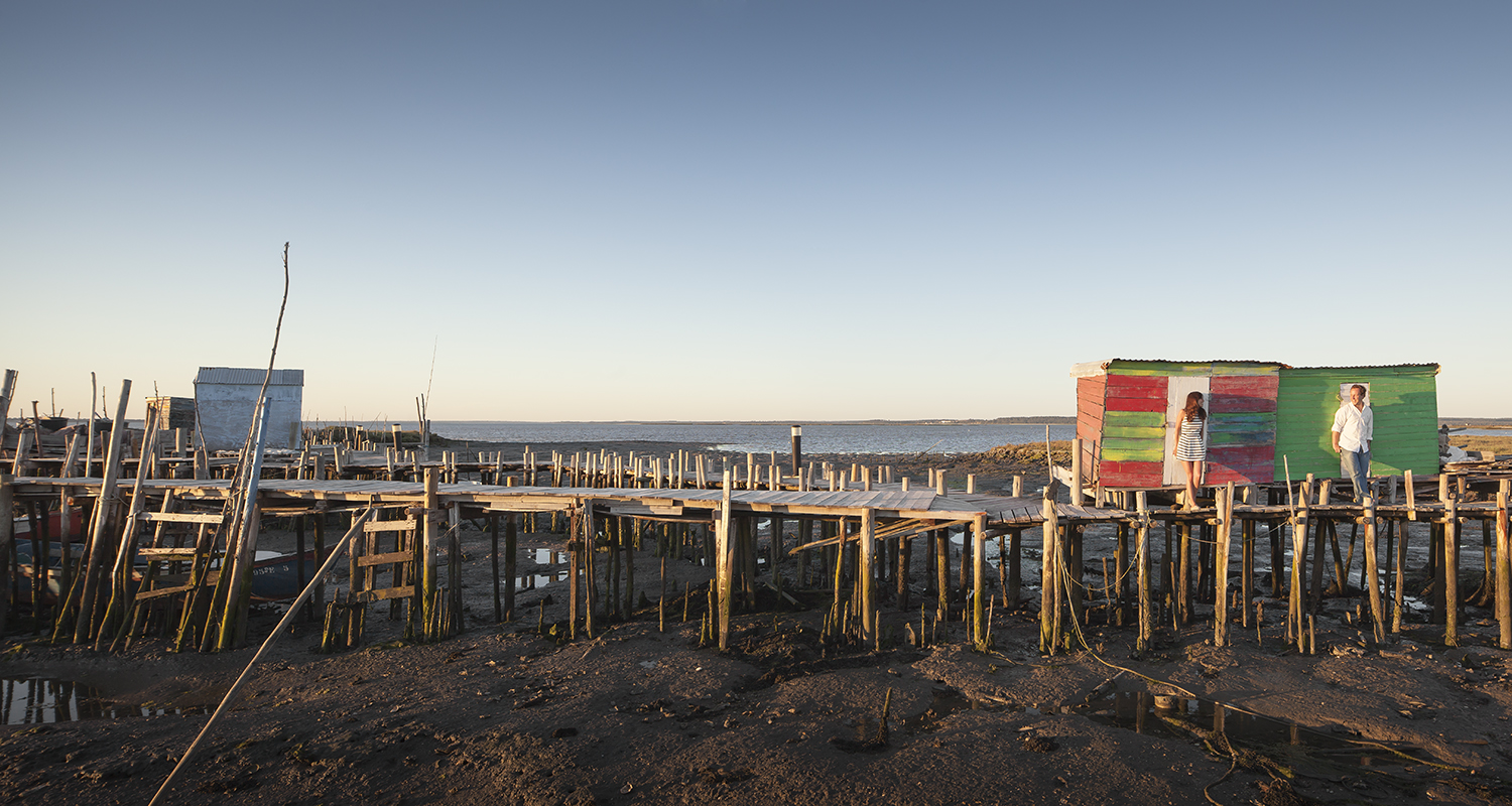 sessao-fotografica-casal-cais-palafitico-carrasqueira-comporta-terra-fotografia-02.jpg