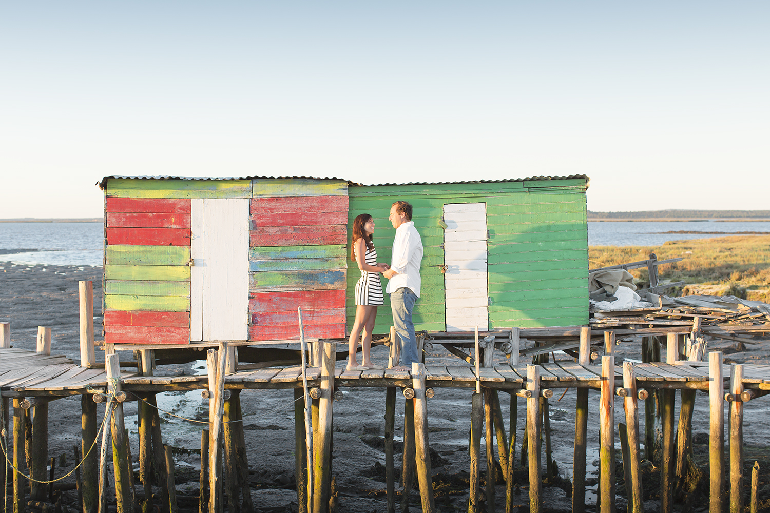 sessao-fotografica-casal-cais-palafitico-carrasqueira-comporta-terra-fotografia-08.jpg