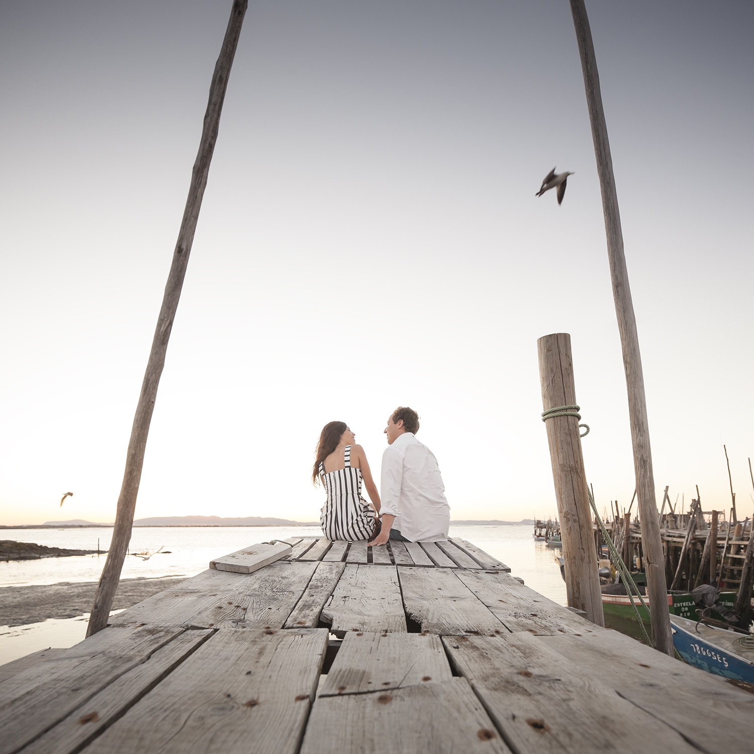 sessao-fotografica-casal-cais-palafitico-carrasqueira-comporta-terra-fotografia-21.jpg