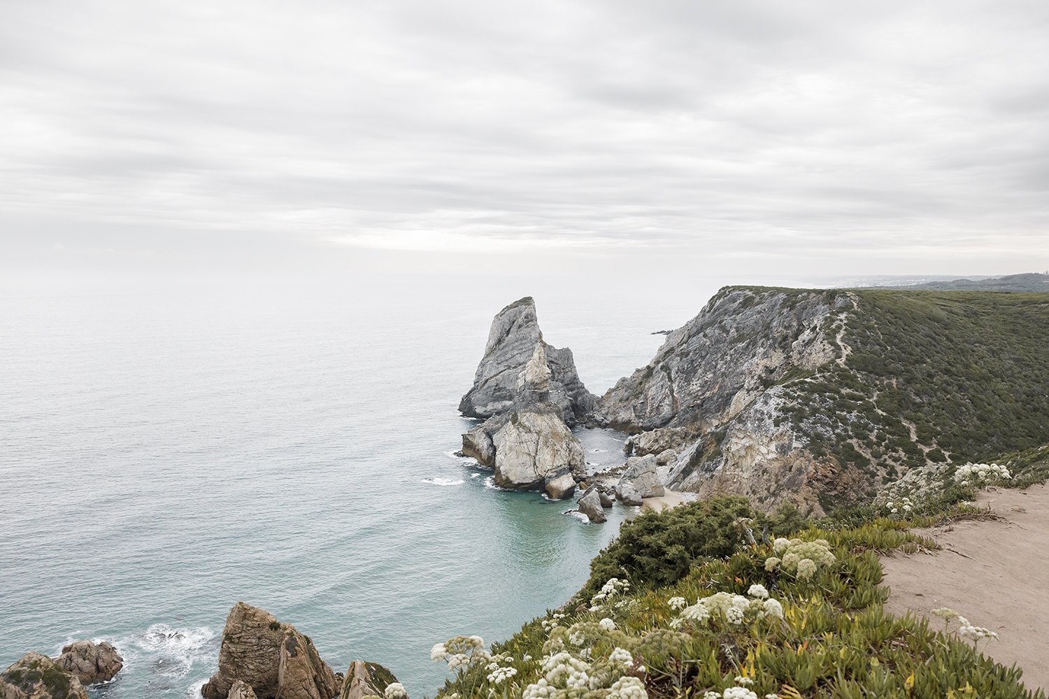 surprise-wedding-proposal-photographer-praia-da-ursa--sintra-terra-fotografia-flytographer-001.jpg