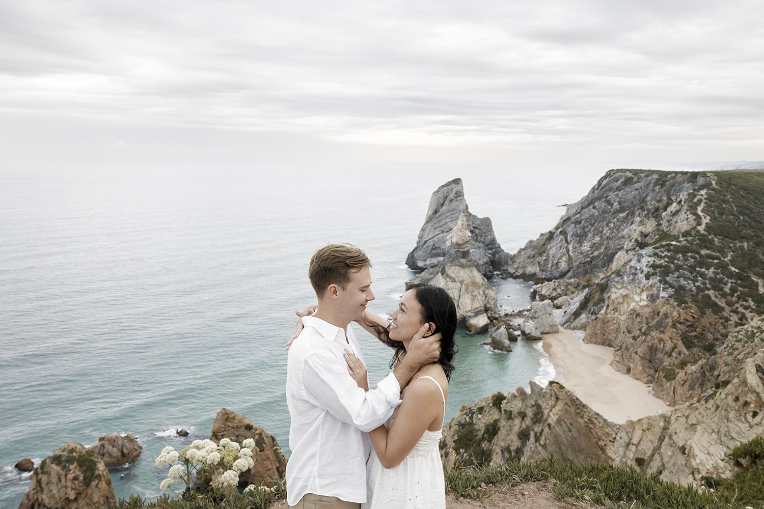 surprise-wedding-proposal-photographer-praia-da-ursa--sintra-terra-fotografia-flytographer-004.jpg
