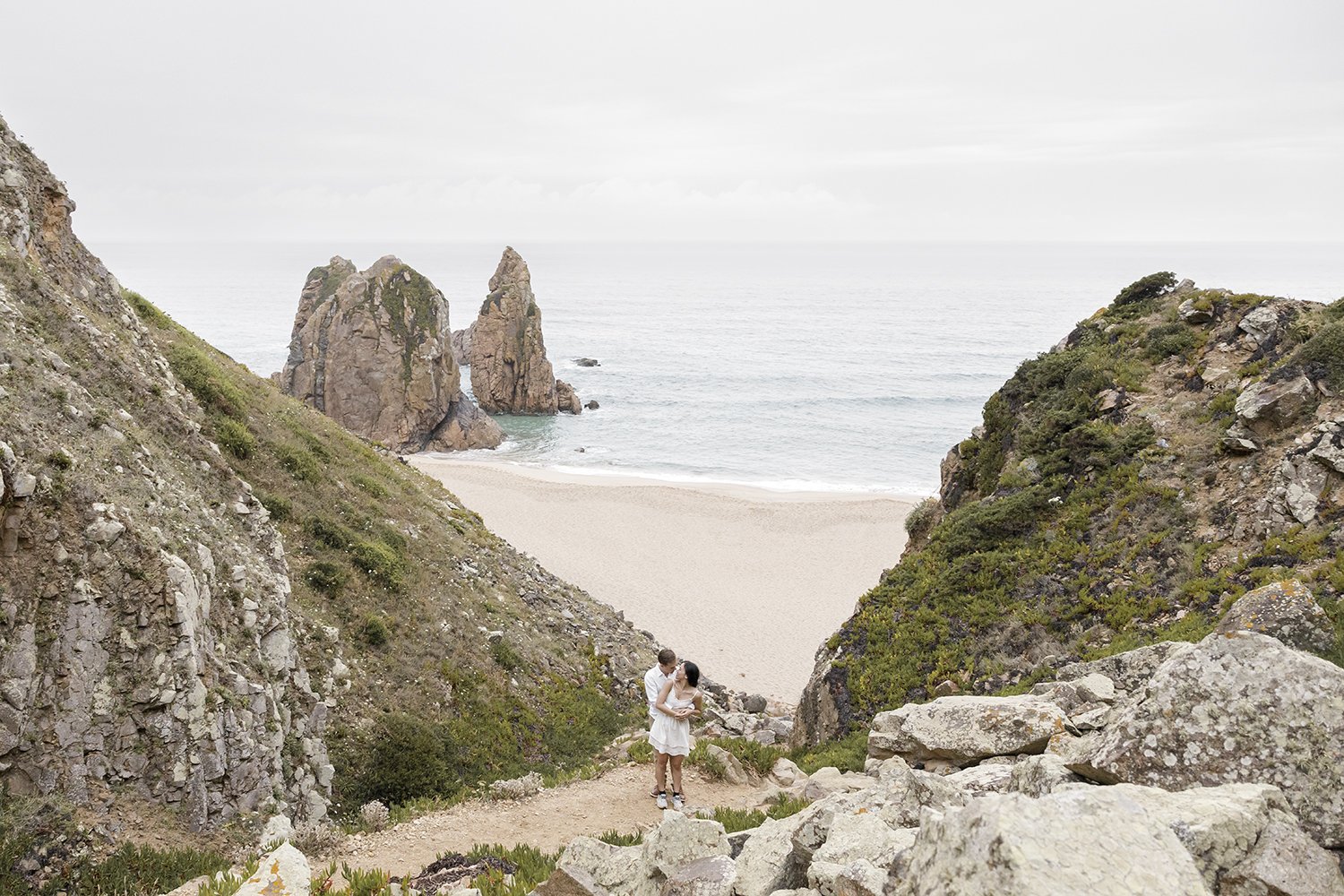 surprise-wedding-proposal-photographer-praia-da-ursa--sintra-terra-fotografia-flytographer-008.jpg