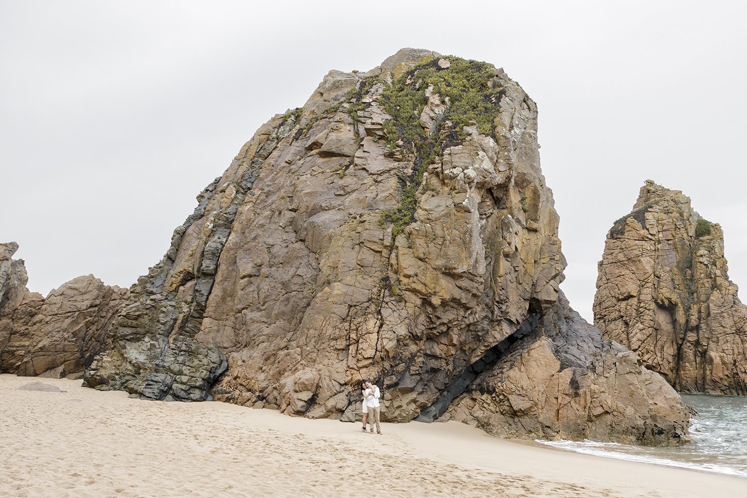 surprise-wedding-proposal-photographer-praia-da-ursa--sintra-terra-fotografia-flytographer-032.jpg