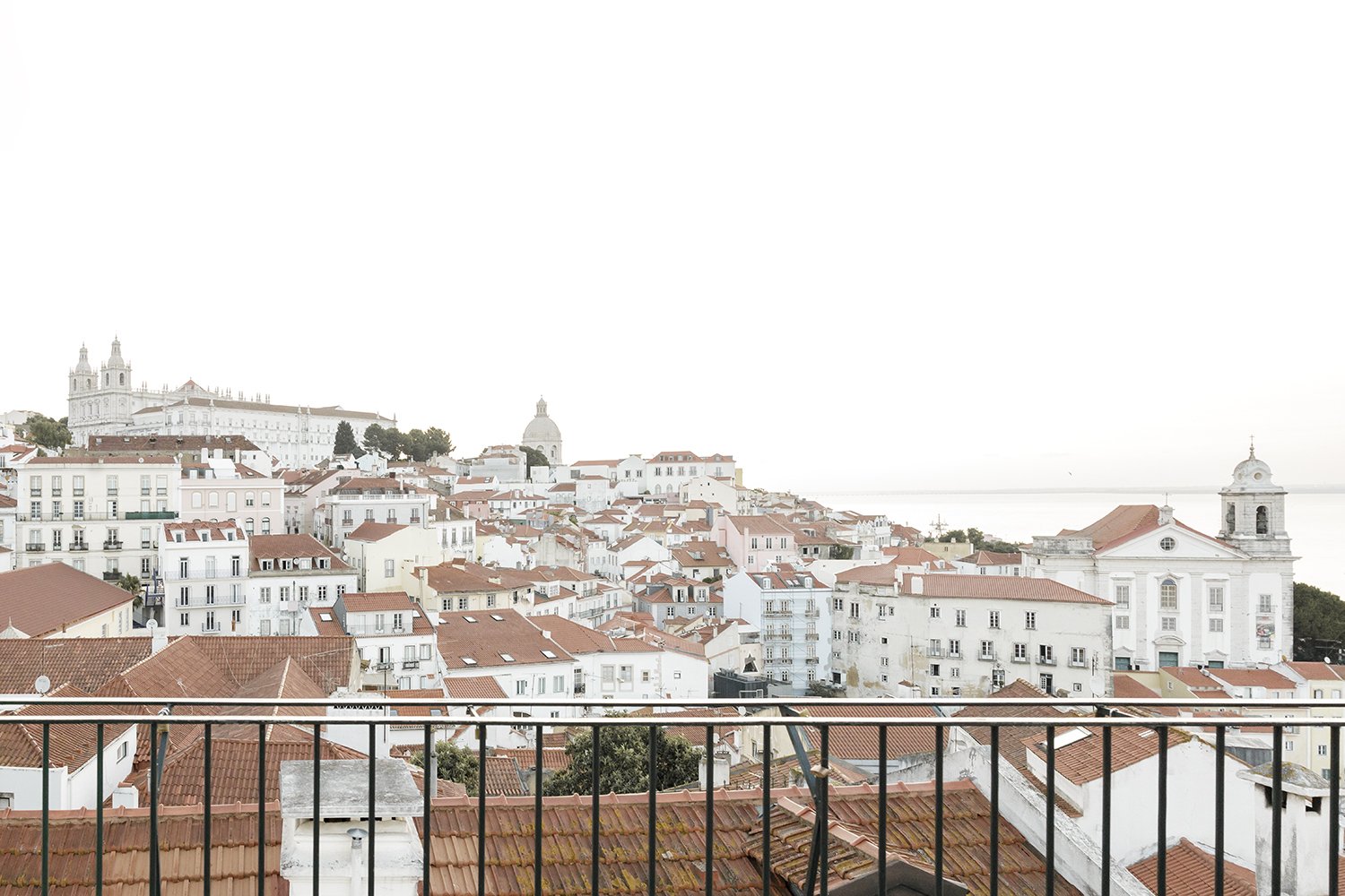 lisbon-engagement-photographer-alfama-na-lucia-da-cruz-terra-fotografia-flytographer01.jpg