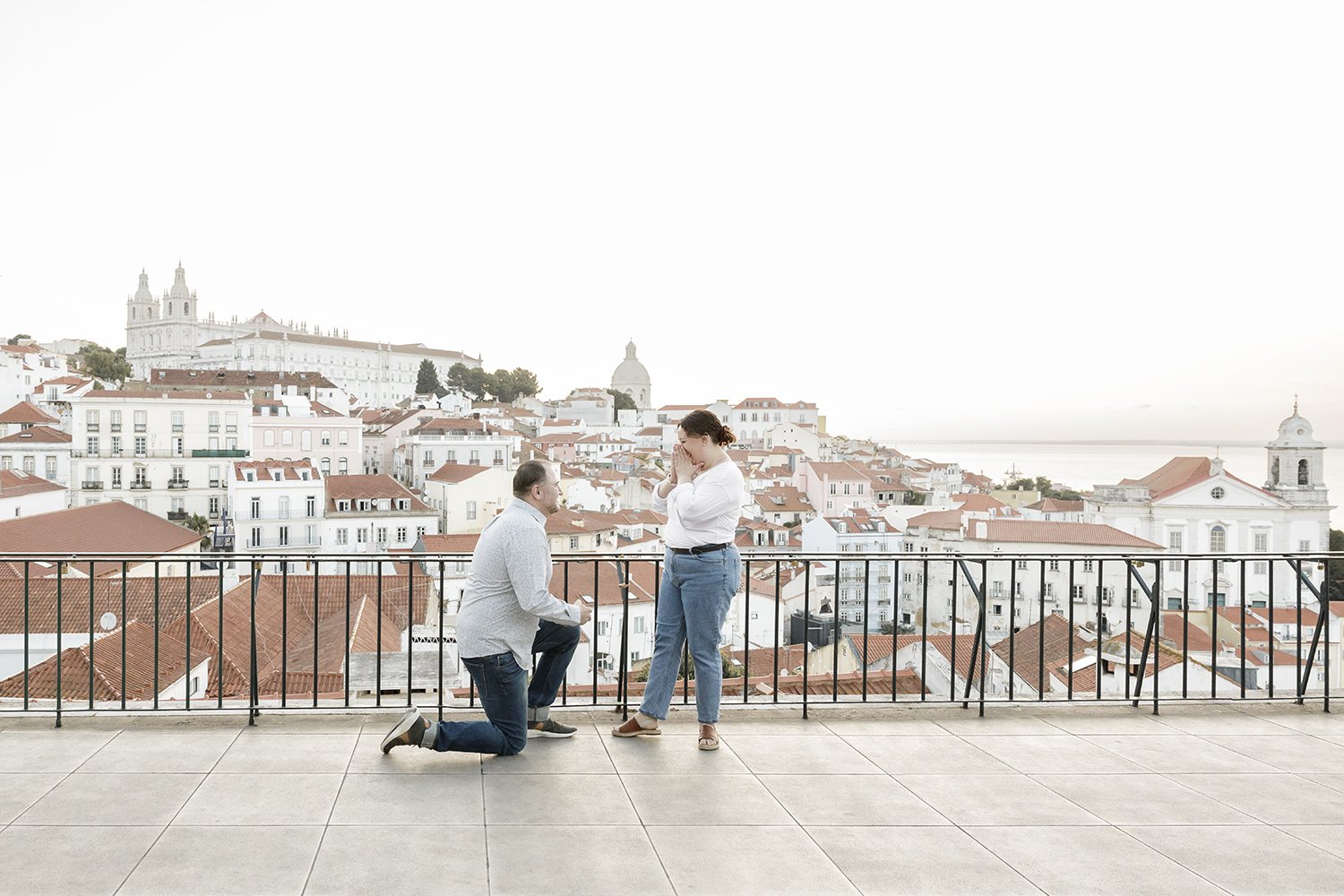 lisbon-engagement-photographer-alfama-na-lucia-da-cruz-terra-fotografia-flytographer03.jpg