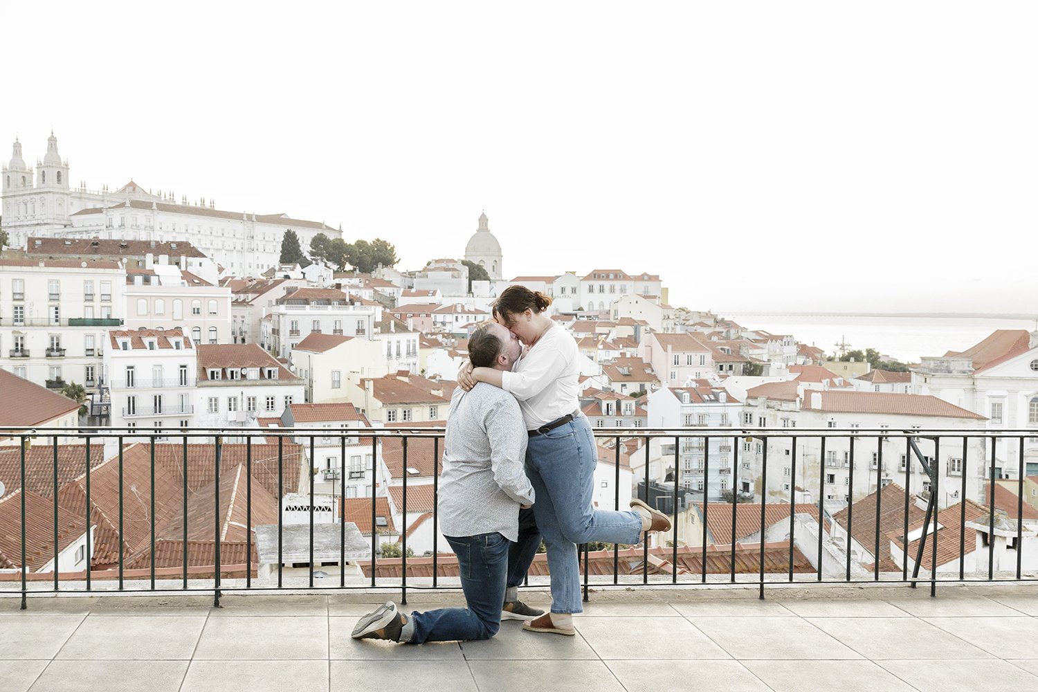 lisbon-engagement-photographer-alfama-na-lucia-da-cruz-terra-fotografia-flytographer07.jpg