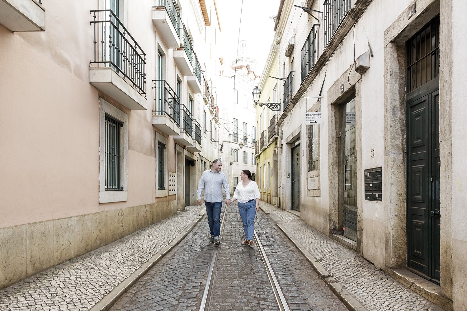 lisbon-engagement-photographer-alfama-na-lucia-da-cruz-terra-fotografia-flytographer30.jpg