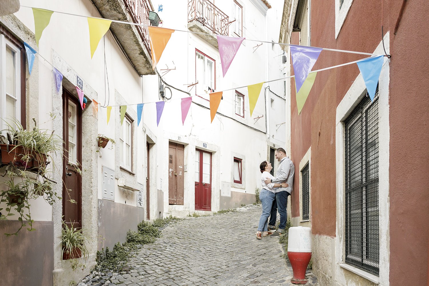 lisbon-engagement-photographer-alfama-na-lucia-da-cruz-terra-fotografia-flytographer32.jpg