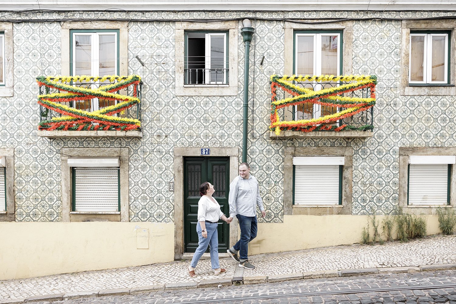 lisbon-engagement-photographer-alfama-na-lucia-da-cruz-terra-fotografia-flytographer35.jpg