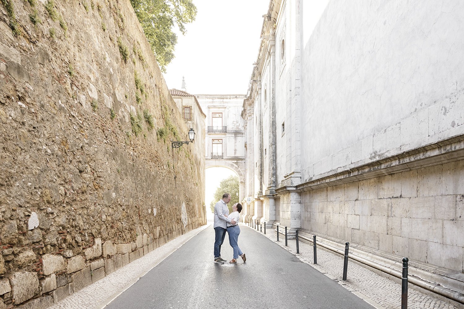 lisbon-engagement-photographer-alfama-na-lucia-da-cruz-terra-fotografia-flytographer36.jpg