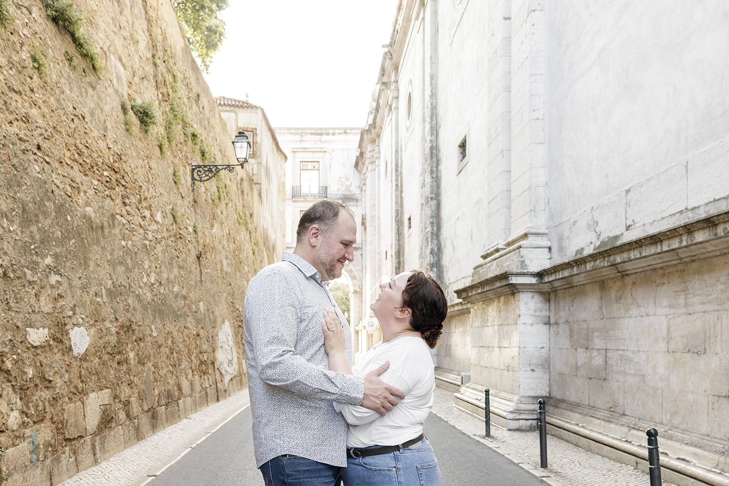 lisbon-engagement-photographer-alfama-na-lucia-da-cruz-terra-fotografia-flytographer37.jpg