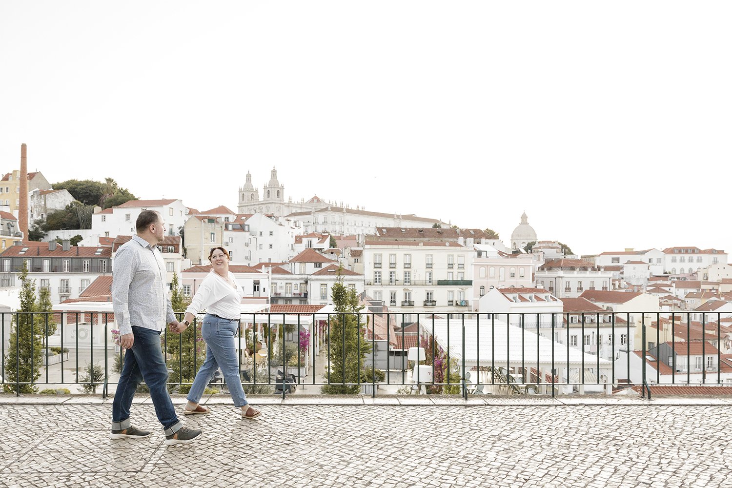 lisbon-engagement-photographer-alfama-na-lucia-da-cruz-terra-fotografia-flytographer02.jpg