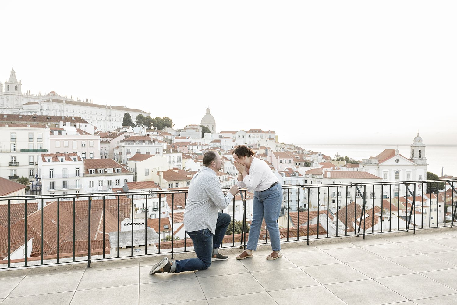 lisbon-engagement-photographer-alfama-na-lucia-da-cruz-terra-fotografia-flytographer05.jpg