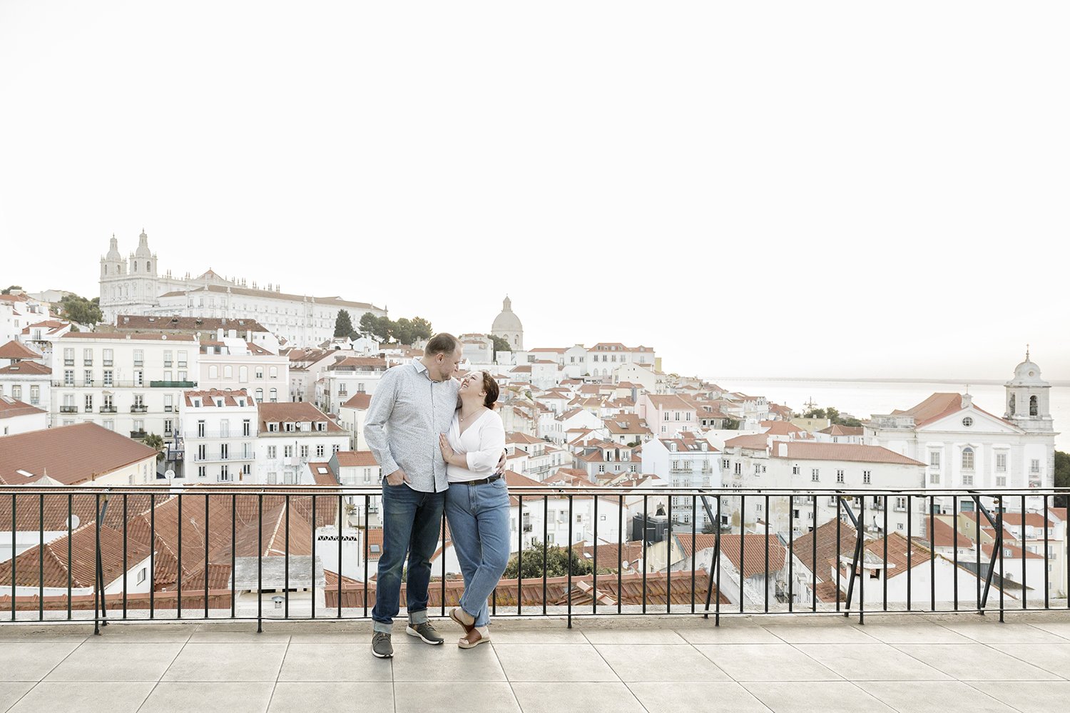 lisbon-engagement-photographer-alfama-na-lucia-da-cruz-terra-fotografia-flytographer08.jpg