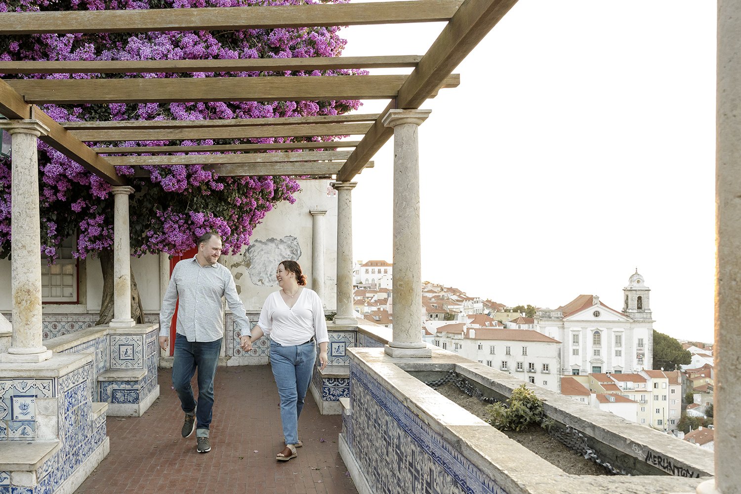 lisbon-engagement-photographer-alfama-na-lucia-da-cruz-terra-fotografia-flytographer14.jpg