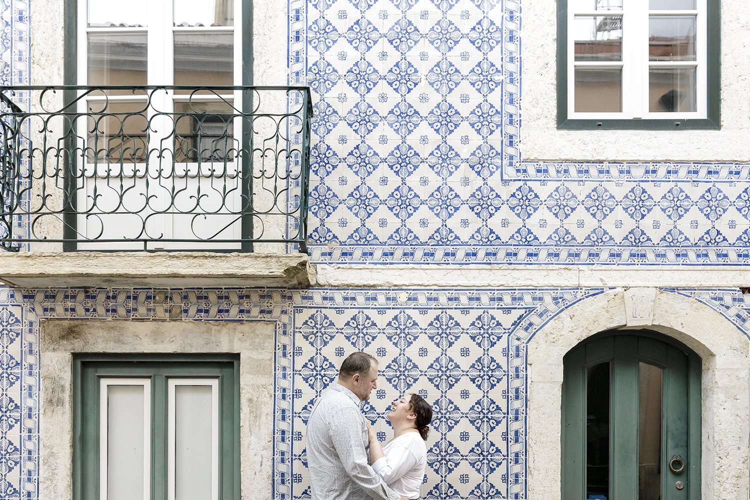 lisbon-engagement-photographer-alfama-na-lucia-da-cruz-terra-fotografia-flytographer27.jpg