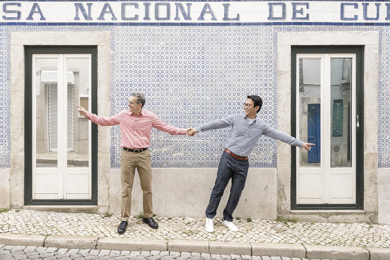 lisbon-engagement-session-gay-couple-bairro-alto-lisbon-photographer-ana-lucia-da-cruz-terra-fotografia-flytographer-13.jpg