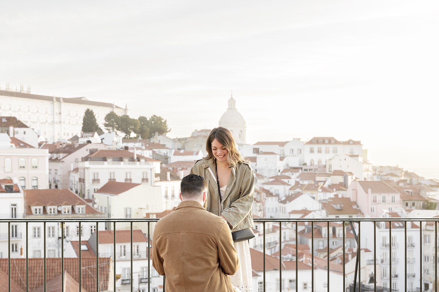 surprise-wedding-proposal-photographer-in-alfama-ana-lucia-da-cruz-terra-fotografia-flytographer-8.jpg