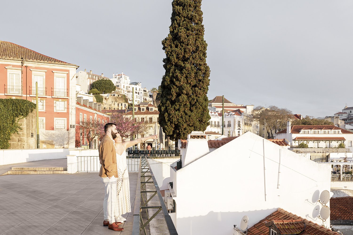 surprise-wedding-proposal-photographer-in-alfama-ana-lucia-da-cruz-terra-fotografia-flytographer-11.jpg