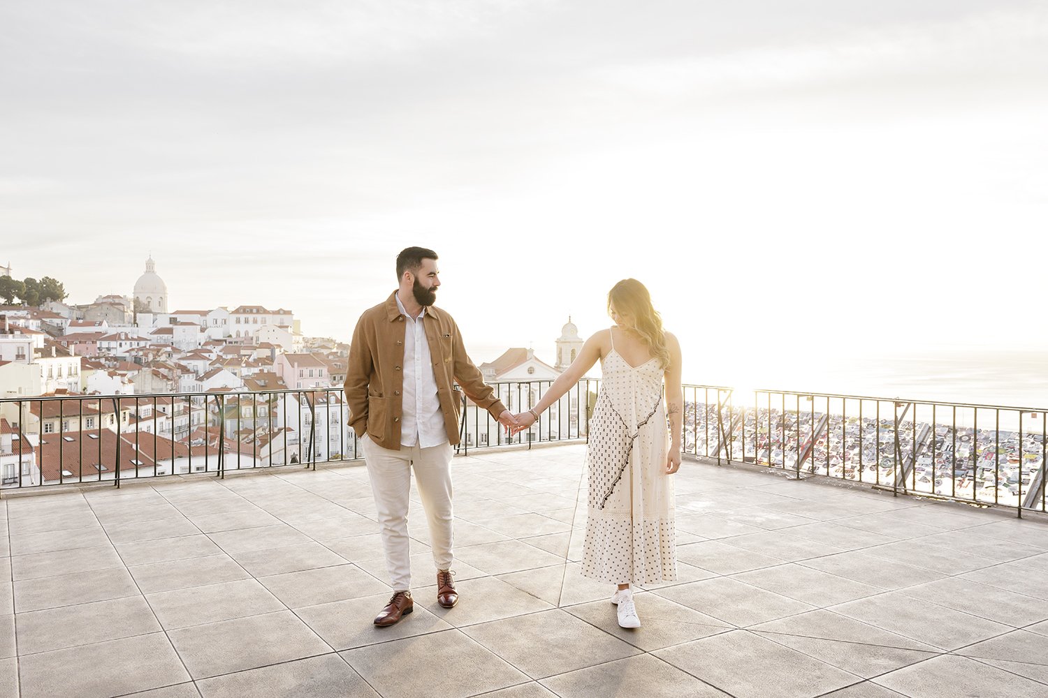 surprise-wedding-proposal-photographer-in-alfama-ana-lucia-da-cruz-terra-fotografia-flytographer-15.jpg