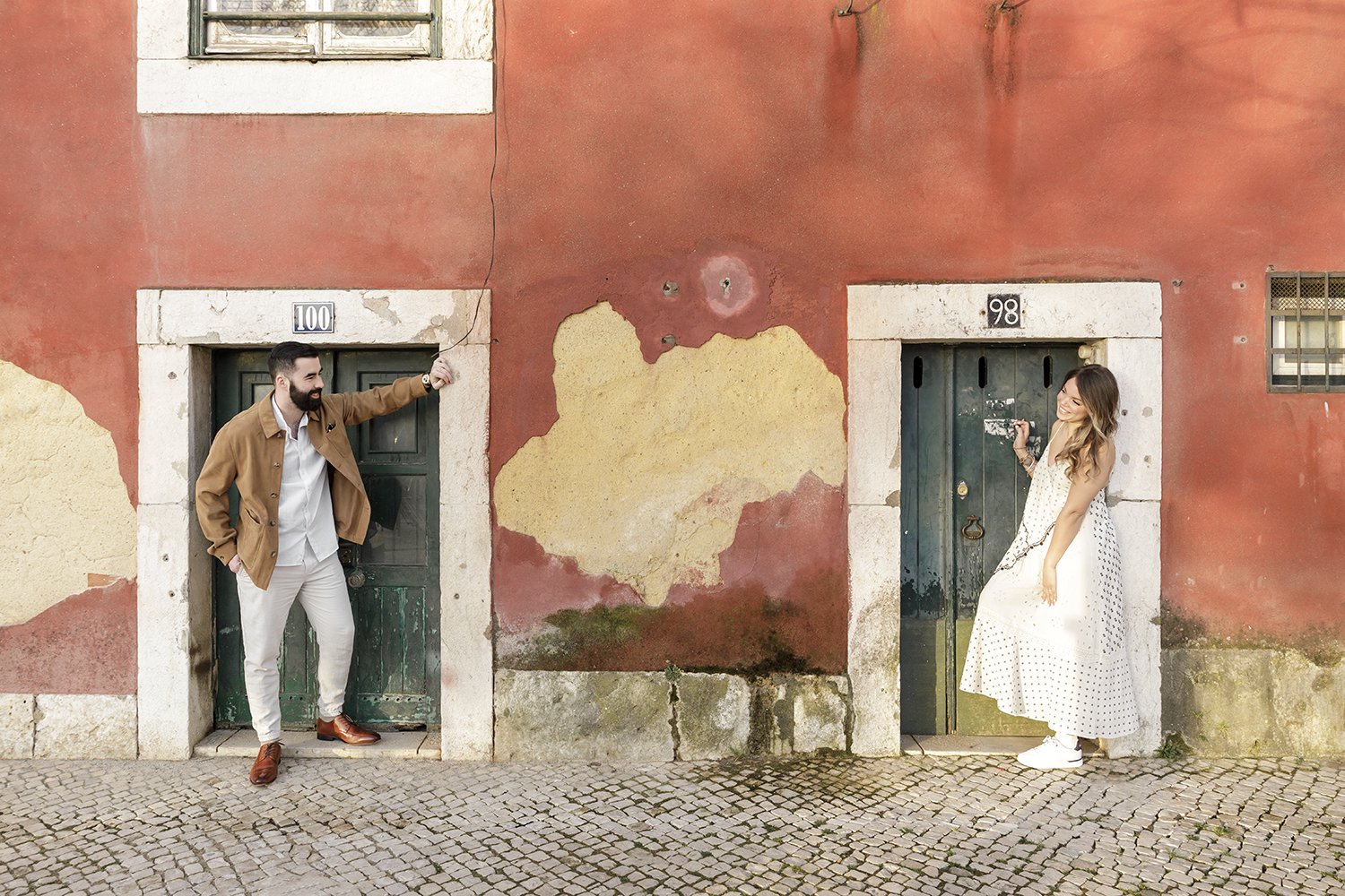 surprise-wedding-proposal-photographer-in-alfama-ana-lucia-da-cruz-terra-fotografia-flytographer-17.jpg