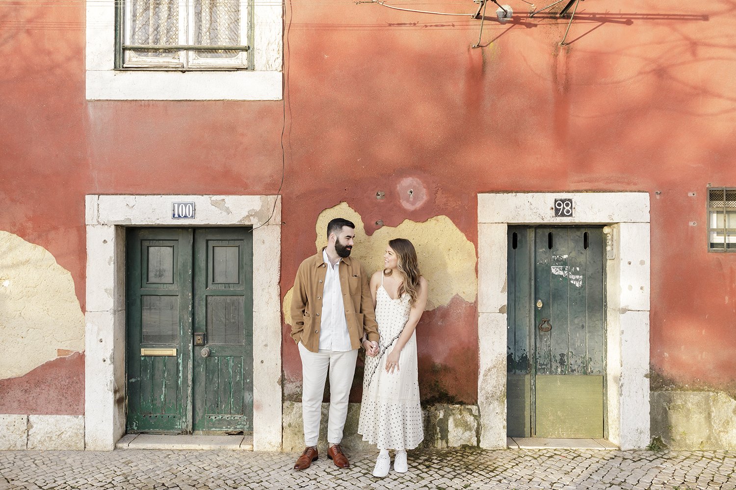 surprise-wedding-proposal-photographer-in-alfama-ana-lucia-da-cruz-terra-fotografia-flytographer-19.jpg