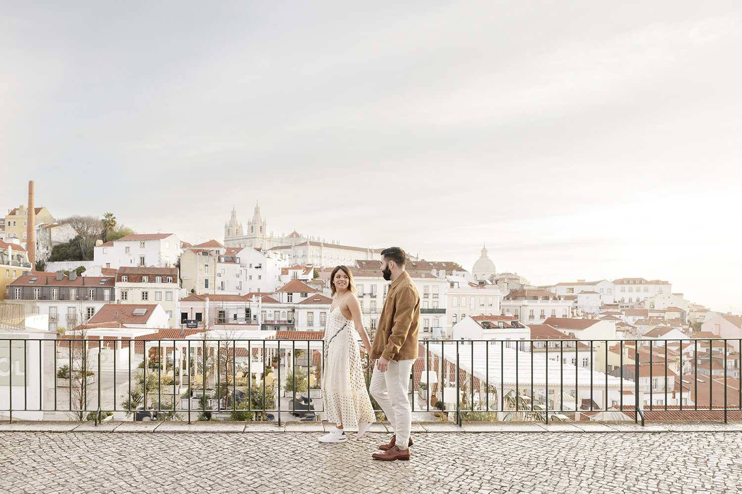 surprise-wedding-proposal-photographer-in-alfama-ana-lucia-da-cruz-terra-fotografia-flytographer-22.jpg