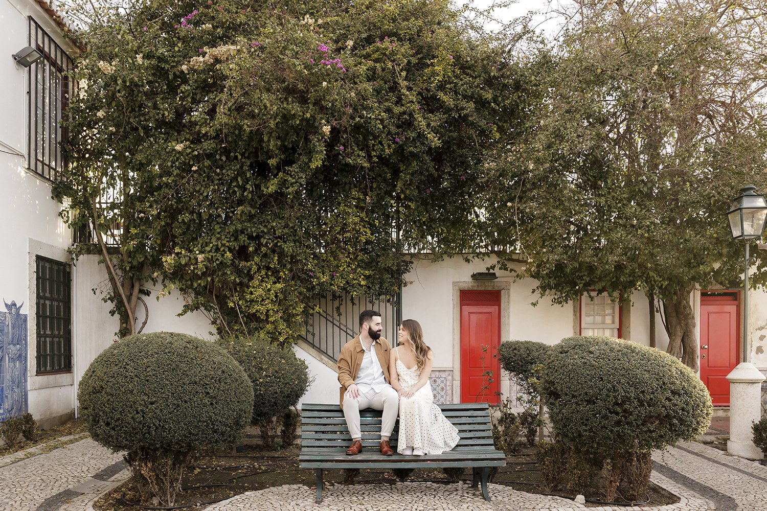 surprise-wedding-proposal-photographer-in-alfama-ana-lucia-da-cruz-terra-fotografia-flytographer-25.jpg