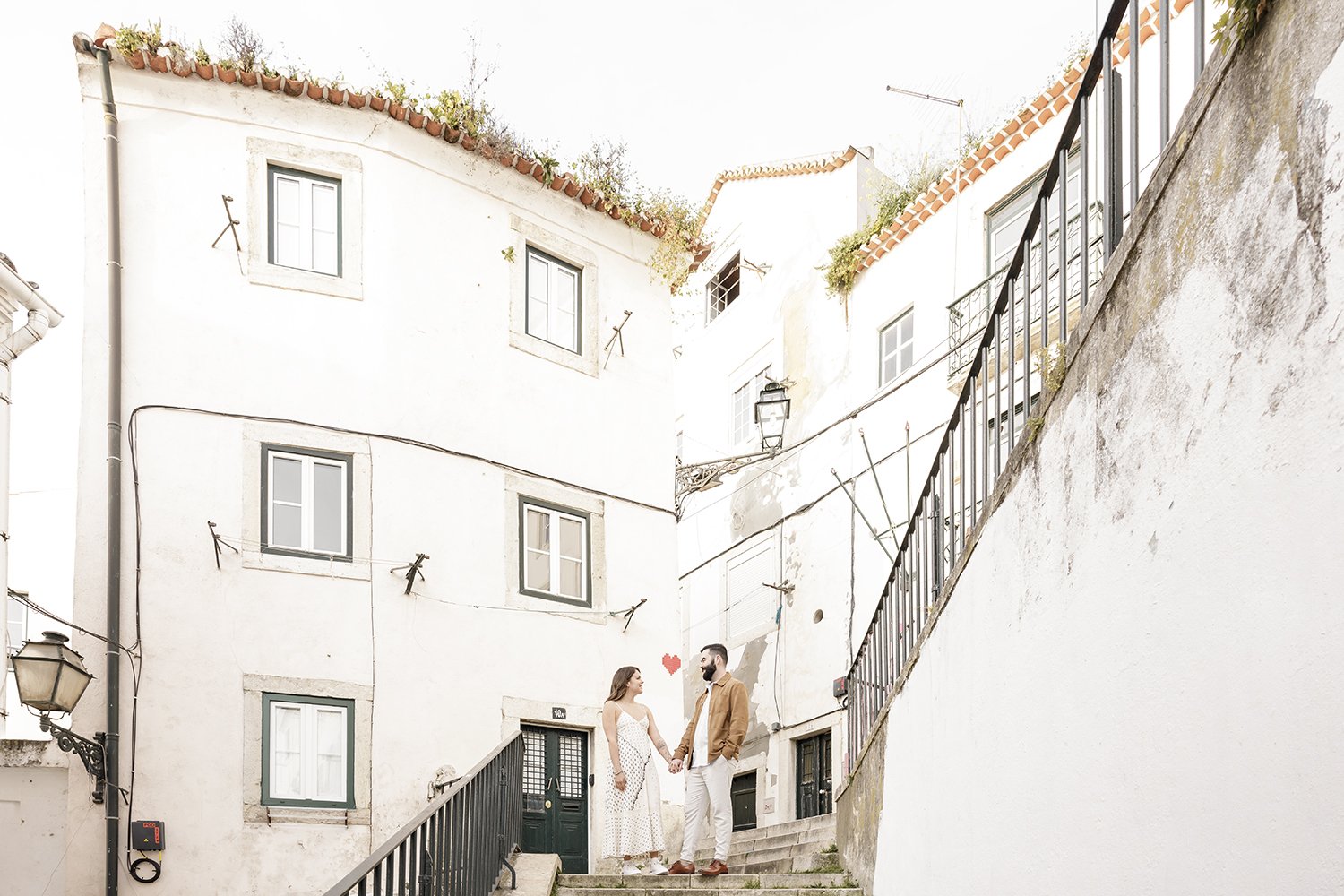 surprise-wedding-proposal-photographer-in-alfama-ana-lucia-da-cruz-terra-fotografia-flytographer-32.jpg