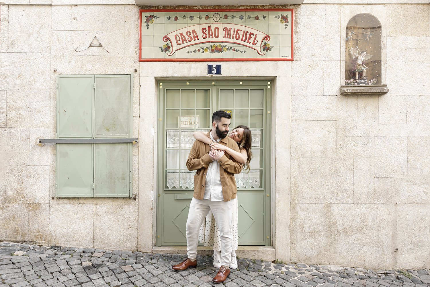 surprise-wedding-proposal-photographer-in-alfama-ana-lucia-da-cruz-terra-fotografia-flytographer-37.jpg