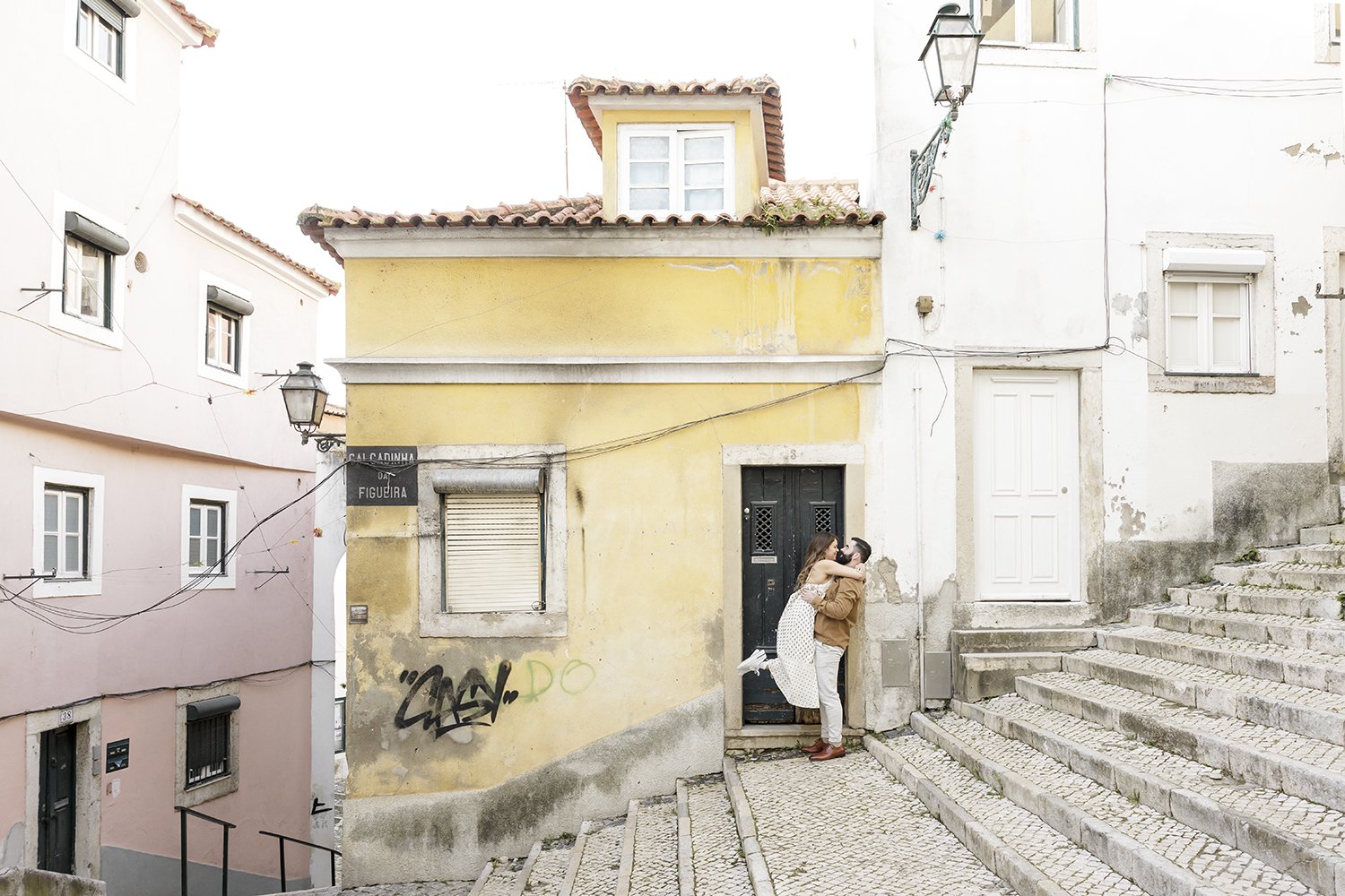 surprise-wedding-proposal-photographer-in-alfama-ana-lucia-da-cruz-terra-fotografia-flytographer-47.jpg