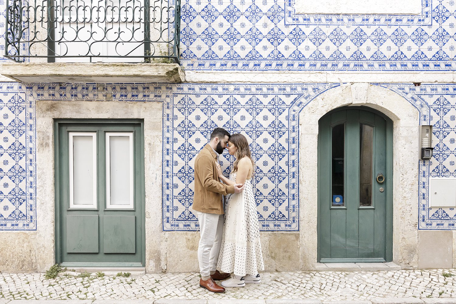 surprise-wedding-proposal-photographer-in-alfama-ana-lucia-da-cruz-terra-fotografia-flytographer-56.jpg