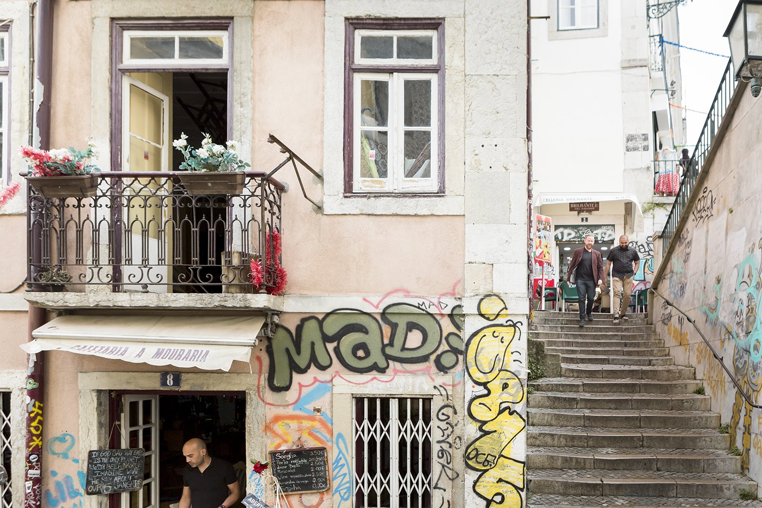 surprise-wedding-proposal-photoshoot-fado-mural-alfama-lisboa-ana-lucia-da-cruz-terra-fotografia-flytographer-02.jpg