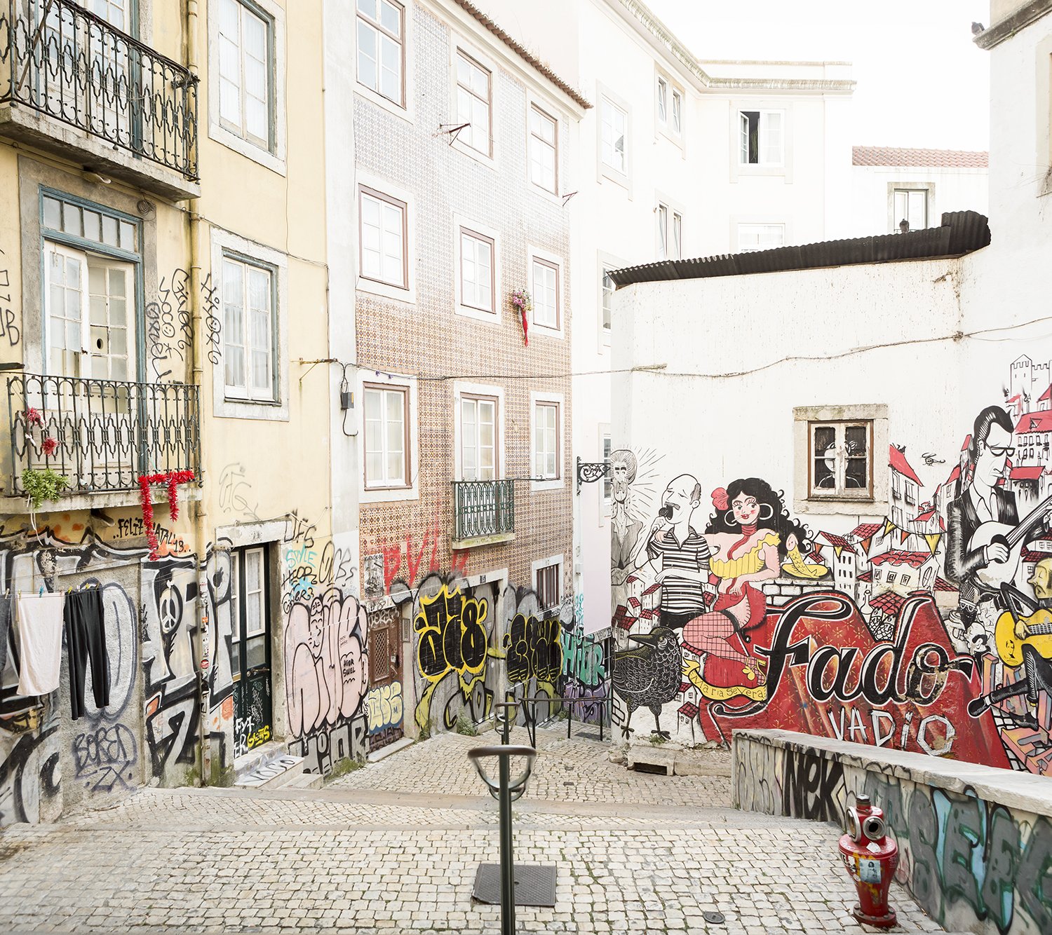 surprise-wedding-proposal-photoshoot-fado-mural-alfama-lisboa-ana-lucia-da-cruz-terra-fotografia-flytographer-01.jpg