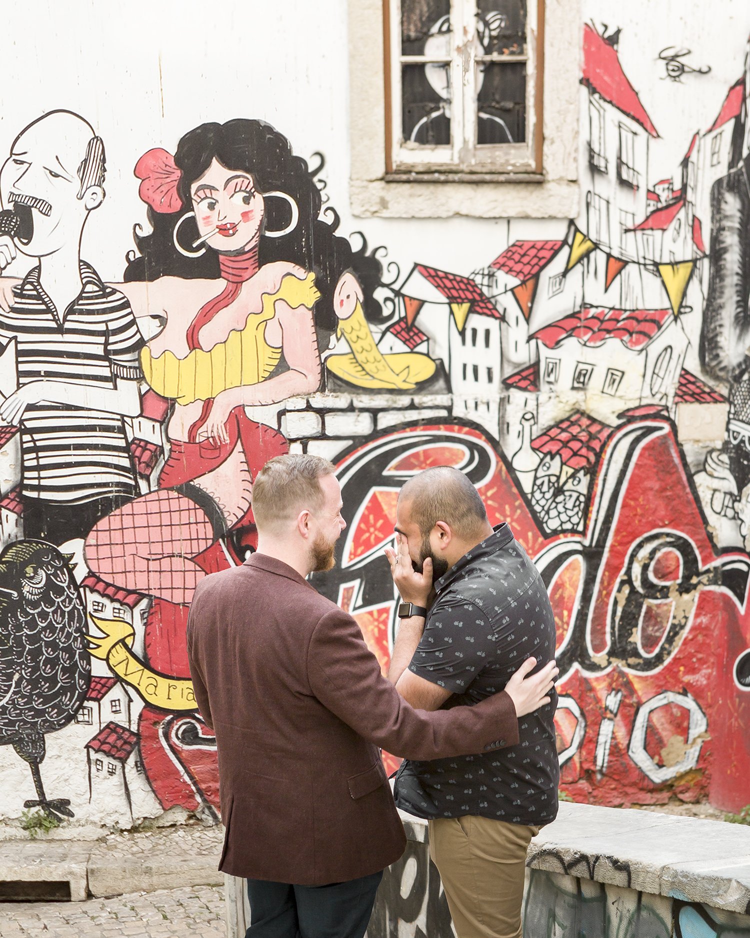 surprise-wedding-proposal-photoshoot-fado-mural-alfama-lisboa-ana-lucia-da-cruz-terra-fotografia-flytographer-10.jpg