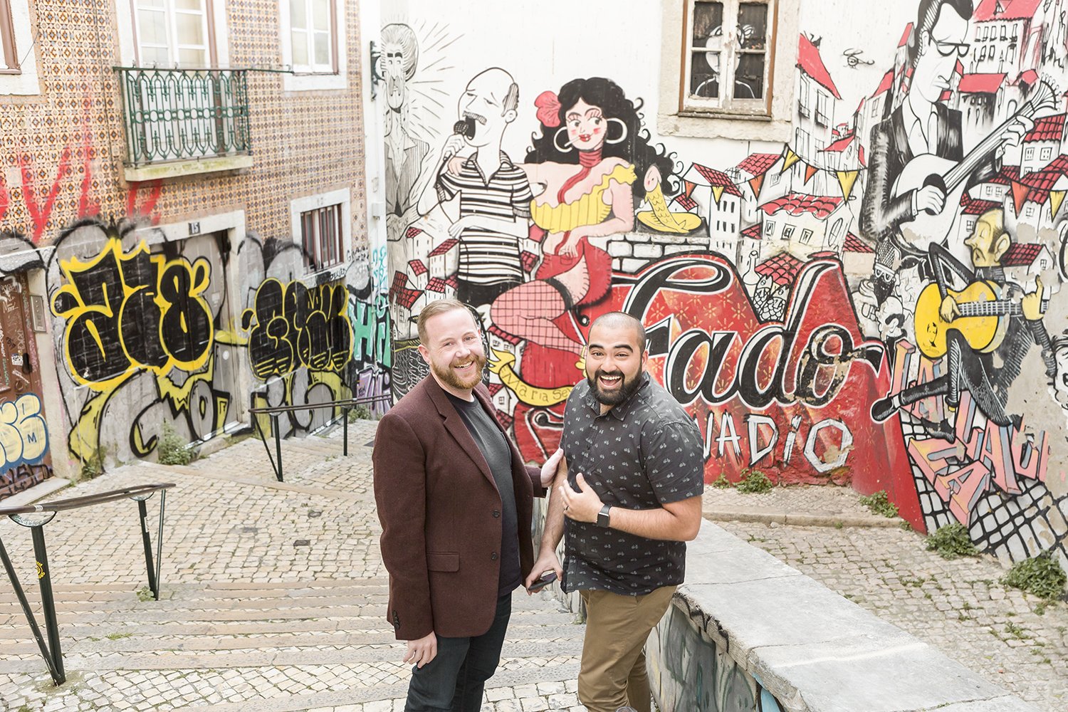 surprise-wedding-proposal-photoshoot-fado-mural-alfama-lisboa-ana-lucia-da-cruz-terra-fotografia-flytographer-12.jpg