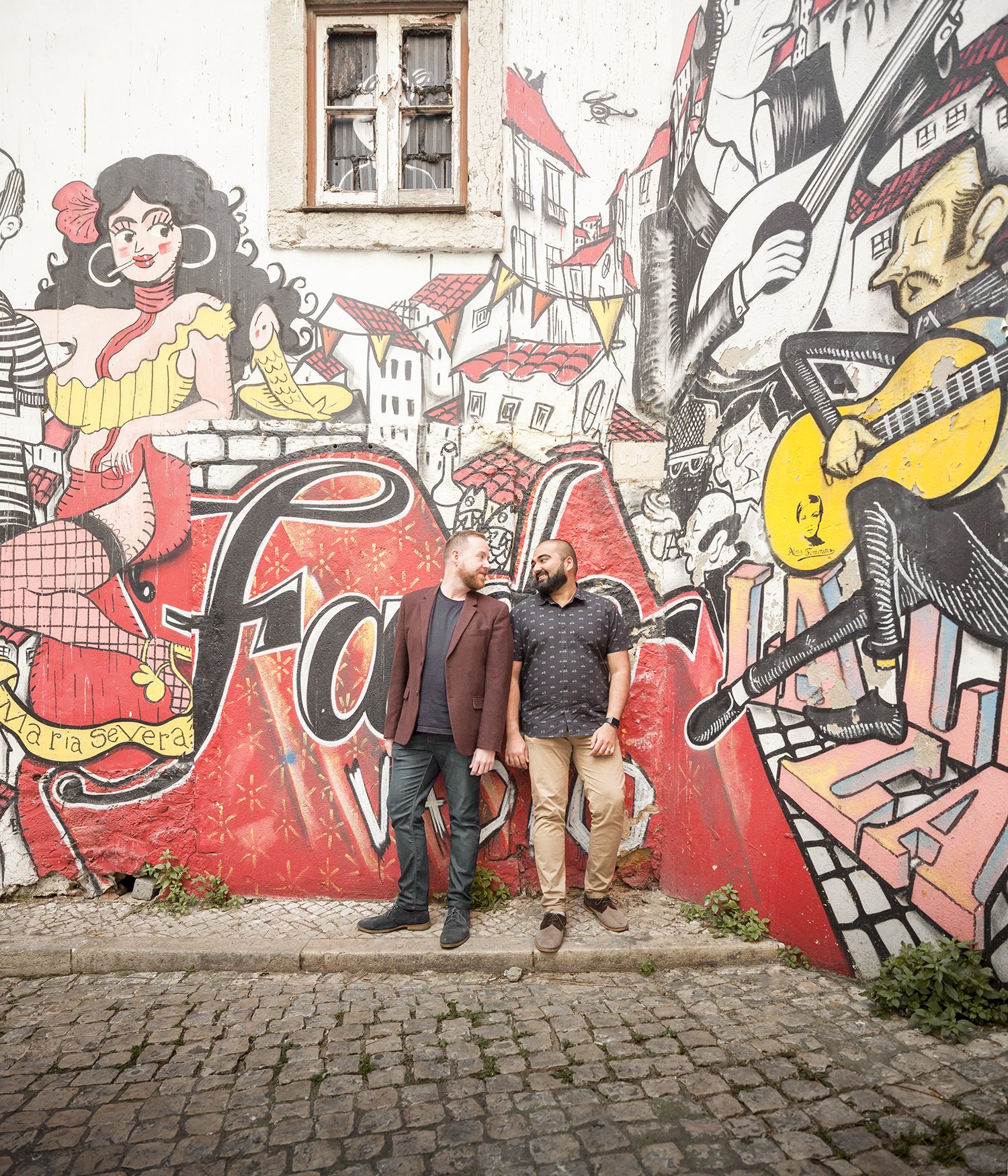 surprise-wedding-proposal-photoshoot-fado-mural-alfama-lisboa-ana-lucia-da-cruz-terra-fotografia-flytographer-13.jpg